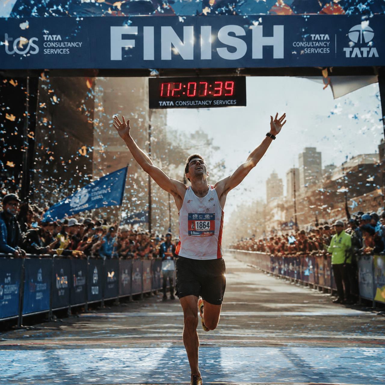 Atleta comemorando na chegada